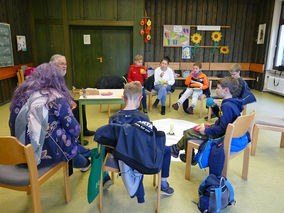 Symbolische Mantelteilung mit den Kommunionkindern (Foto: Karl-Franz Thiede)